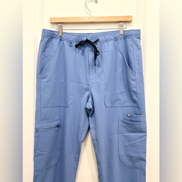 FIGS Men’s Technical Collection Cargo Scrub Pants - Picture 7 of 9